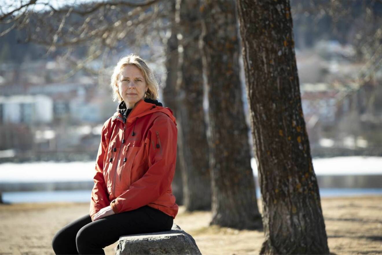 Irene sitter på en sten i Sverige 