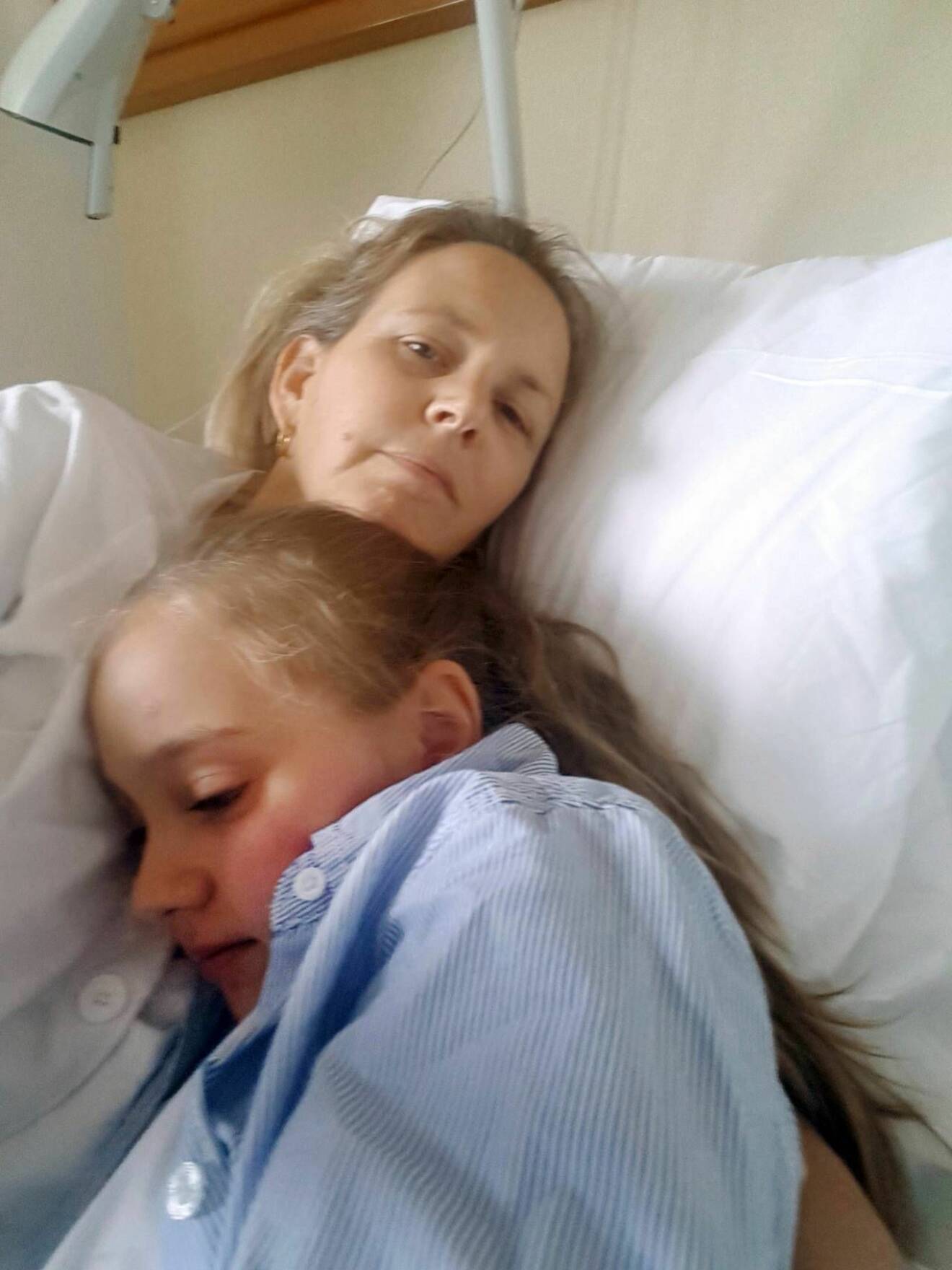 Céline i sjukhussängen tillsammans med yngsta dottern
