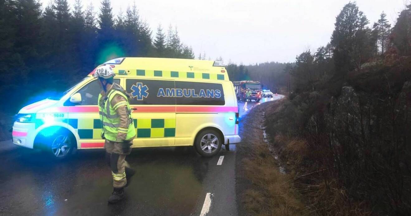 Ambulans på plats vid olyckan. 