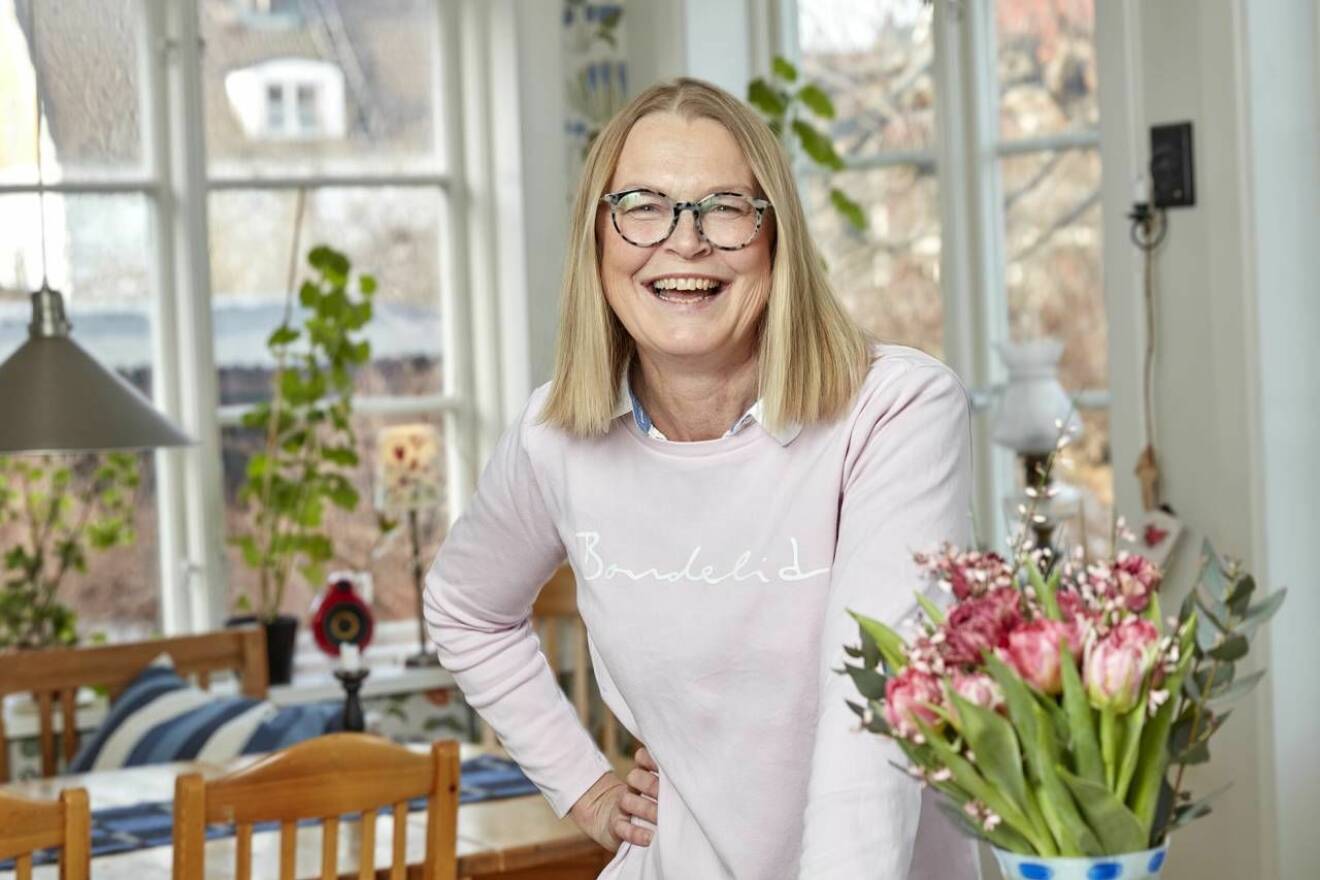 Susanne Bengtsson ler i köket 