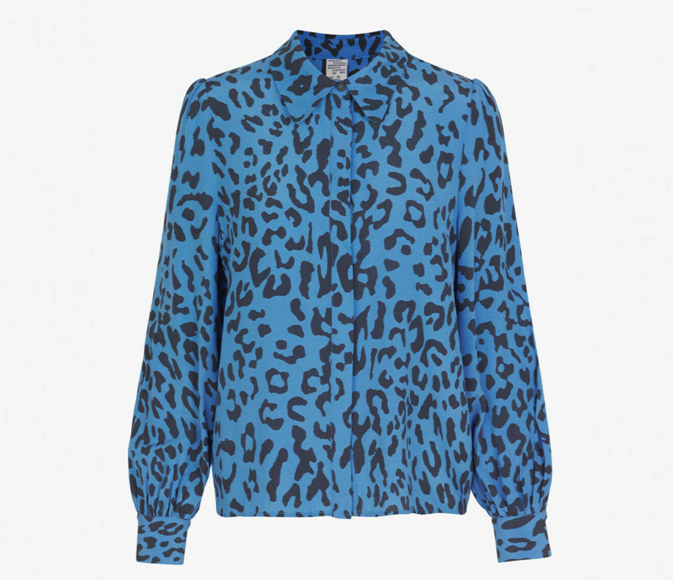 Blå blus med leopardmönster.