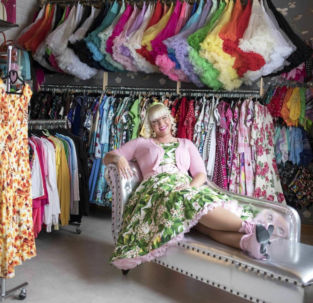 Karolina Bergh ligger på en divan i sin stora garderob 