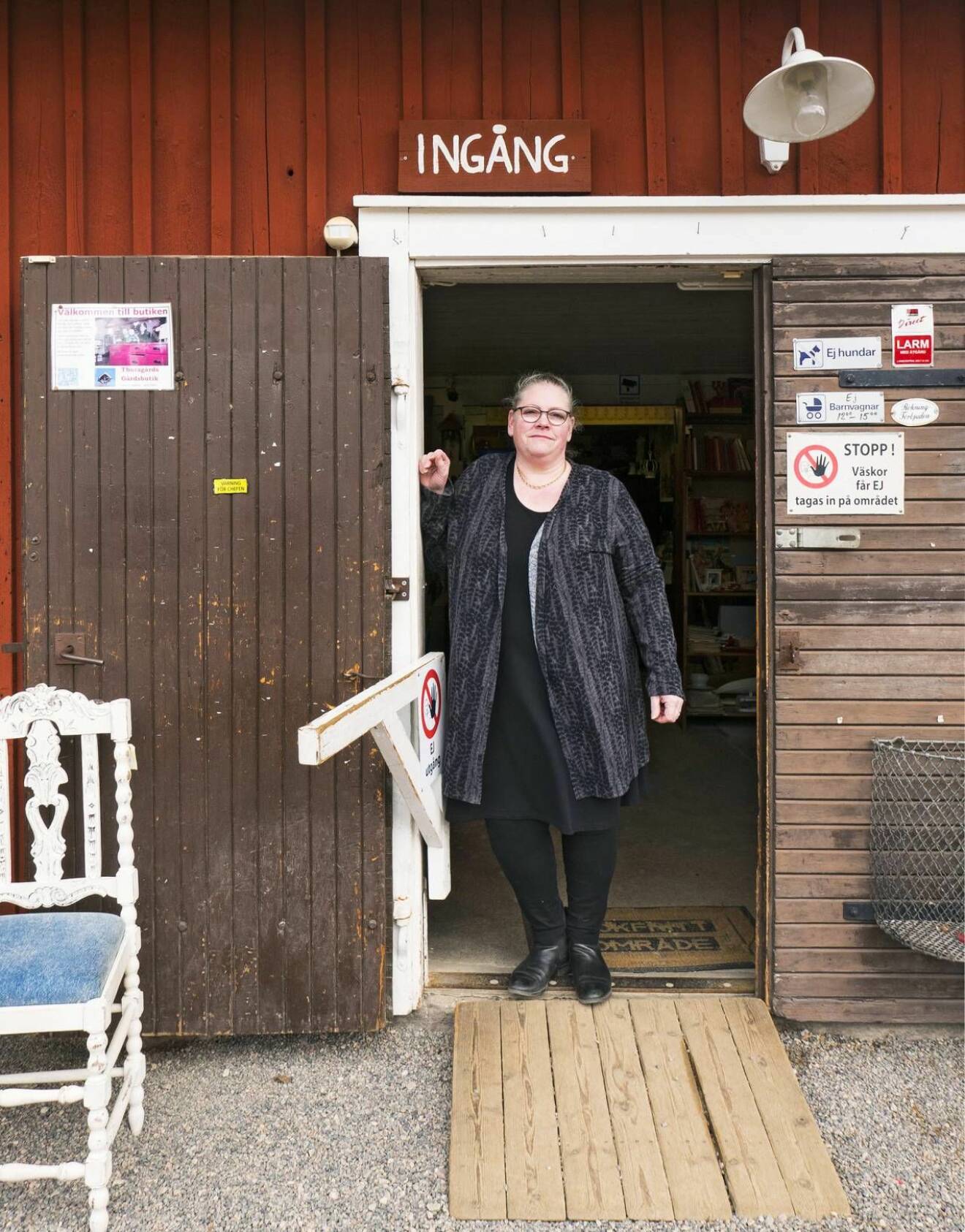 Ann-Kristin Johansson I dörrkarmen iså loppmarknaden 