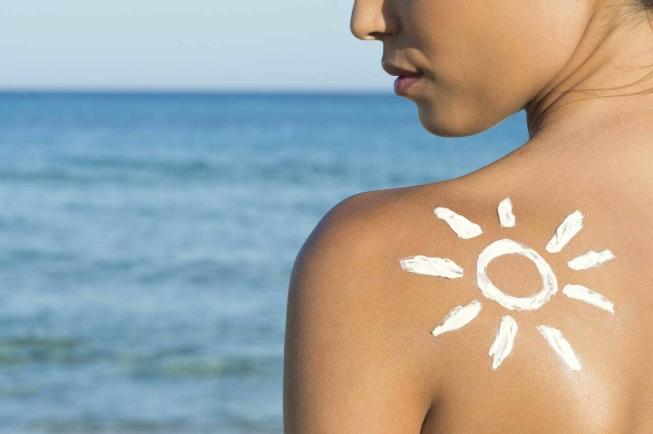 Kvinna med bar axel där någon ritat en sol av solskydd