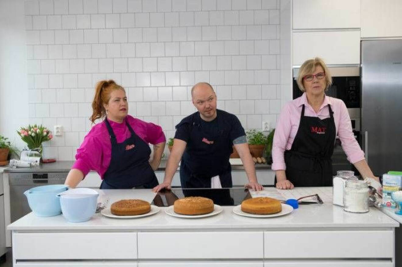 Sandra Palmqvist, Fredrik Nylén och Maud Onnermark i startblocken inför utmaningen. Att göra en personligt tårta på 30 minuter. 