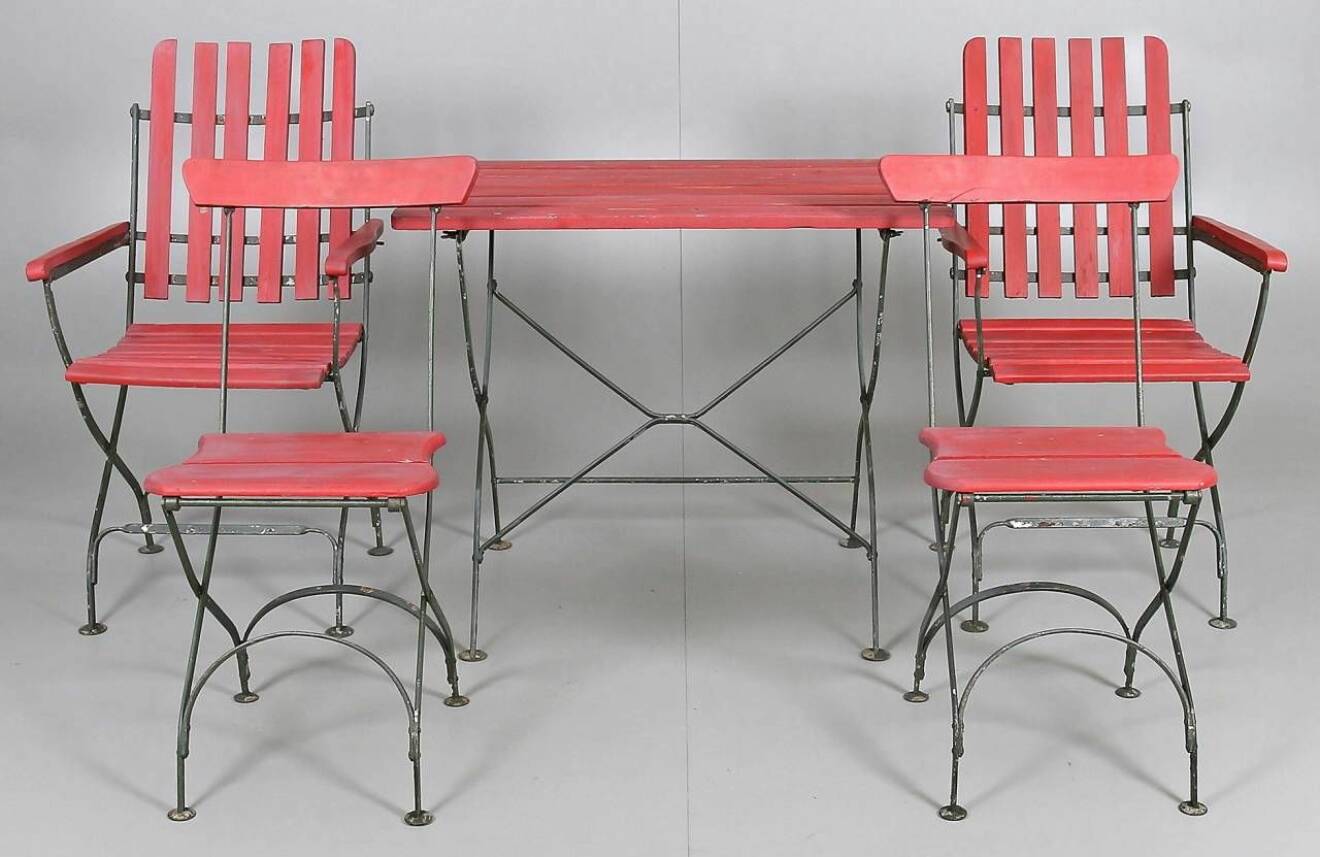 Fyra stolar och ett bord ur den klassiska Bryggeriserien från Grythyttan