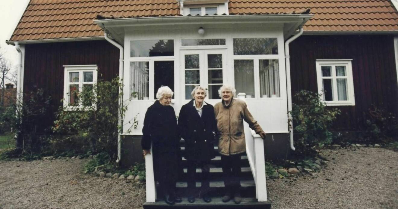 Astrid Lindgren med sina systar utanför barndomshemmet i Näs 