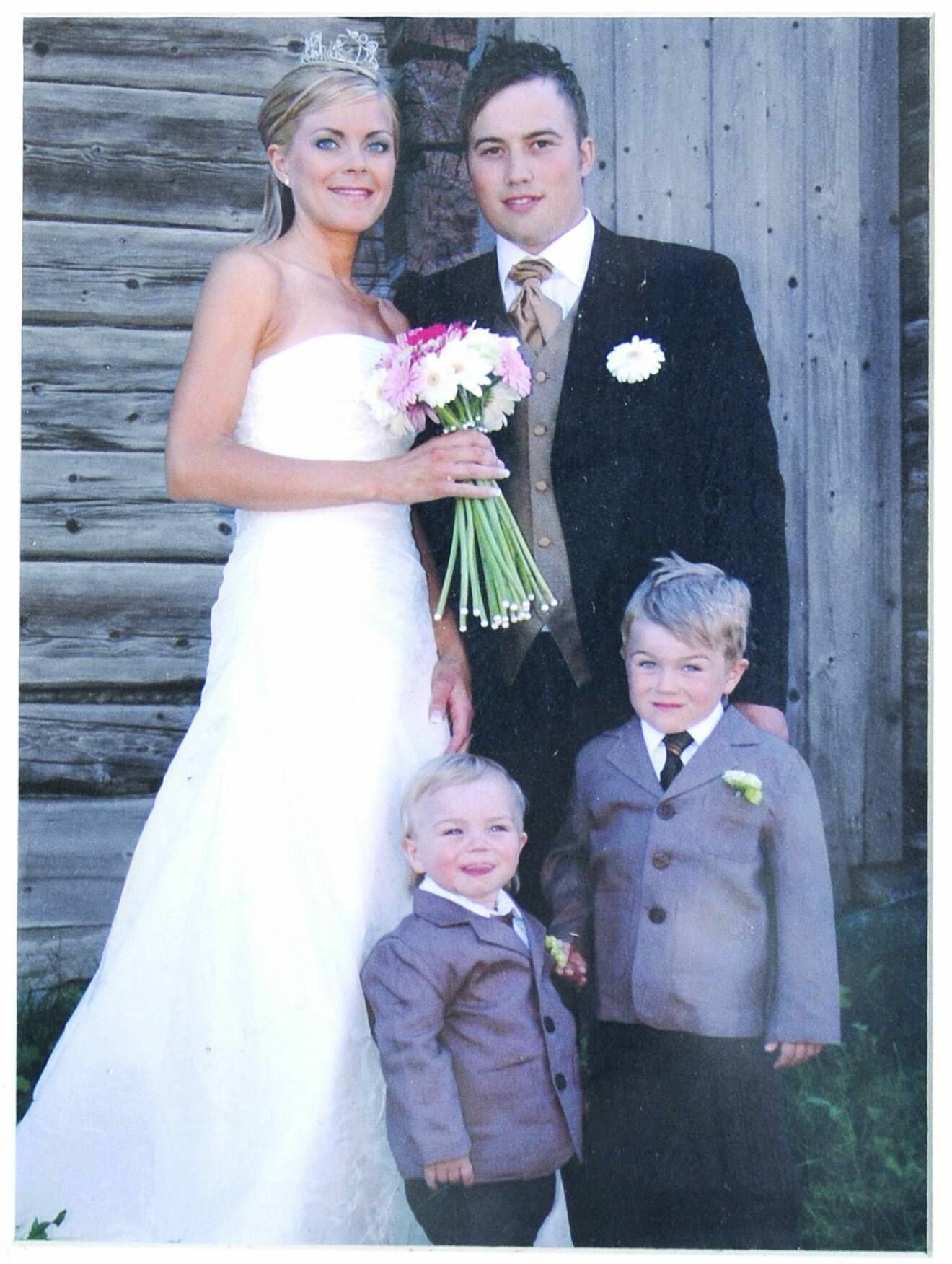 Linas bröllopsfoto med maken och barnen