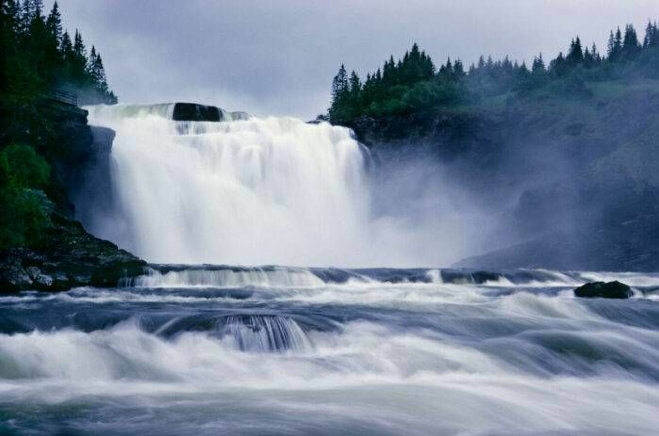 Sveriges största vattenfall, Tännforsen nära Åre.