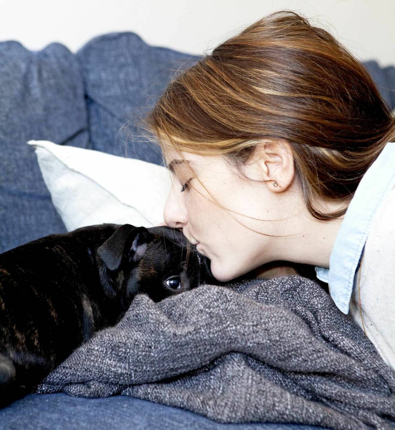 Isabella pussar på sin hundvalp Penny 