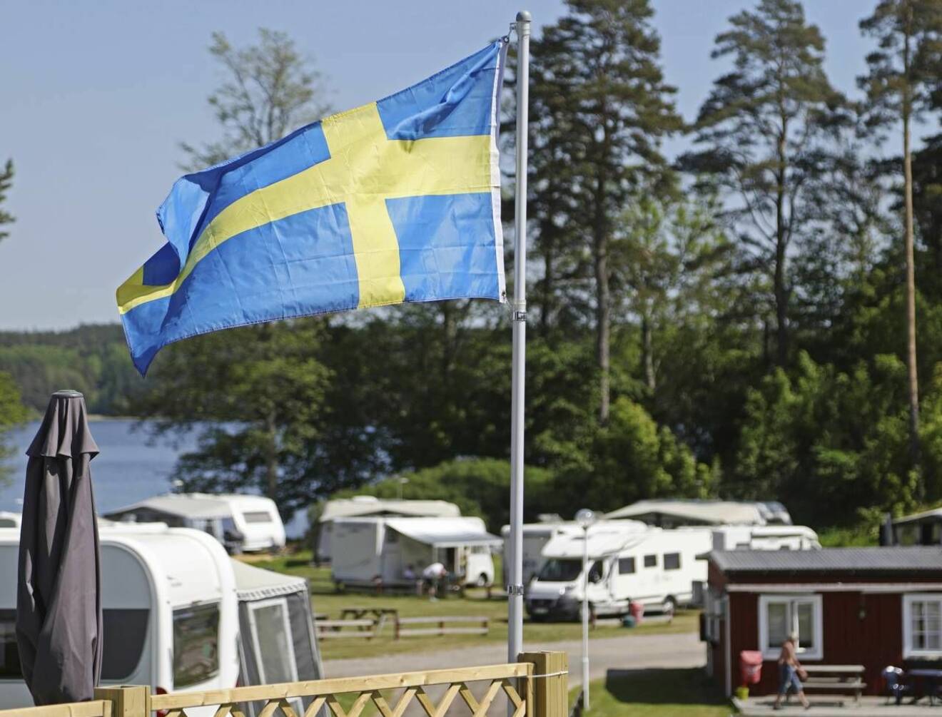 Campingplats med svensk flagga
