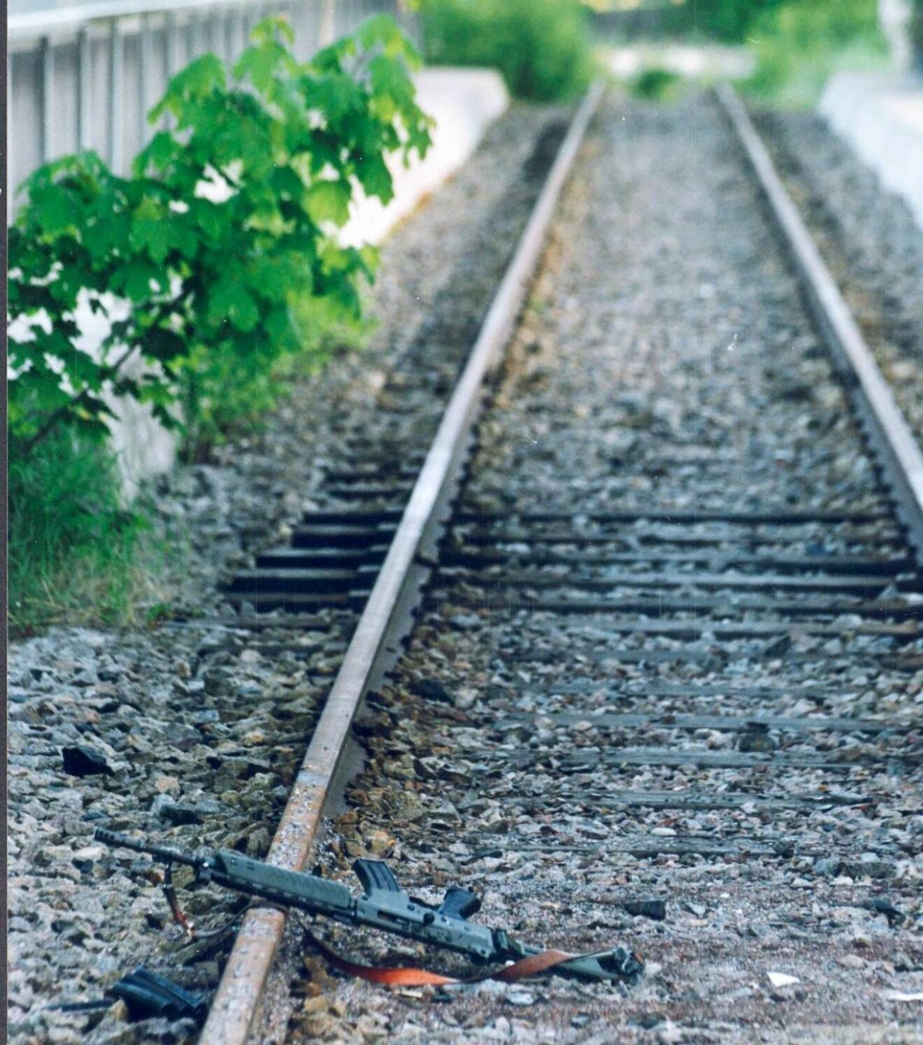 Vapen ligger på järnvägsspår