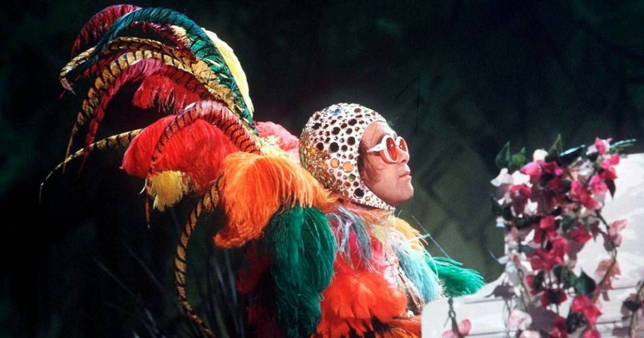 Elton John i fjädrar 1977.