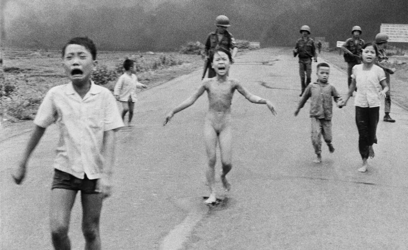 Flyende vietnamesiska barn som blivit bombade med napalm.