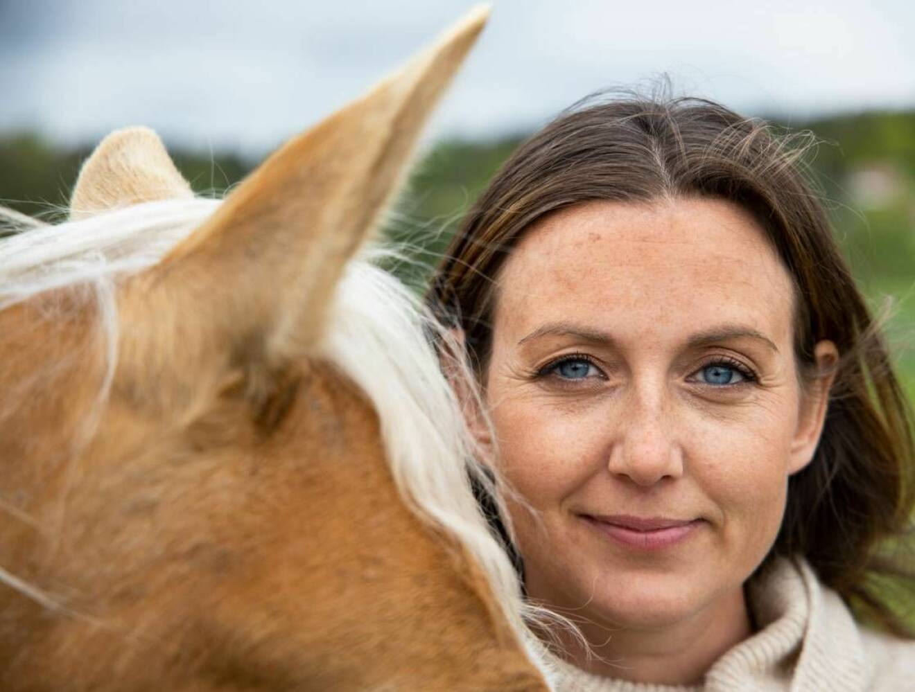 Sanna Lundell med en av sina hästar på gården utanför Stockholm.