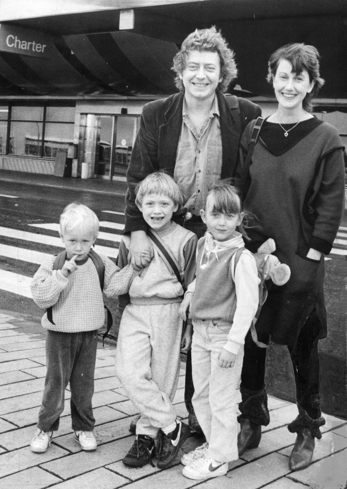 Sanna Lundell med pappa Ulf Lundell, mamma Barbro Lundell och bröderna Love och Carl, 1984. Alla står upp och tittar in i kameran. Bilden är svartvit.