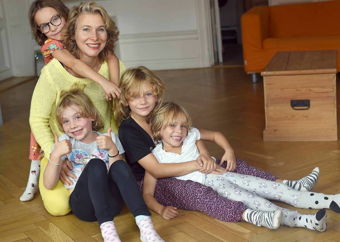 Marie sitter på golvet med döttrarna Aloysia, Carmilla, Julietta och Carlotta.