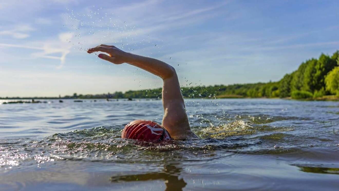 Kvinna simmar