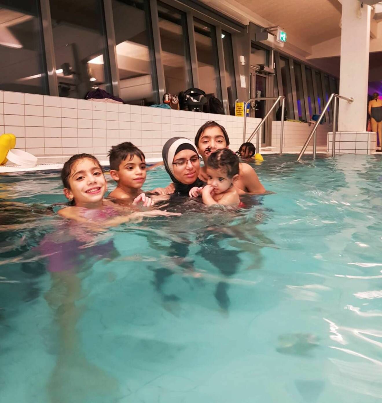 Inaam Arabi med barnen i en pool