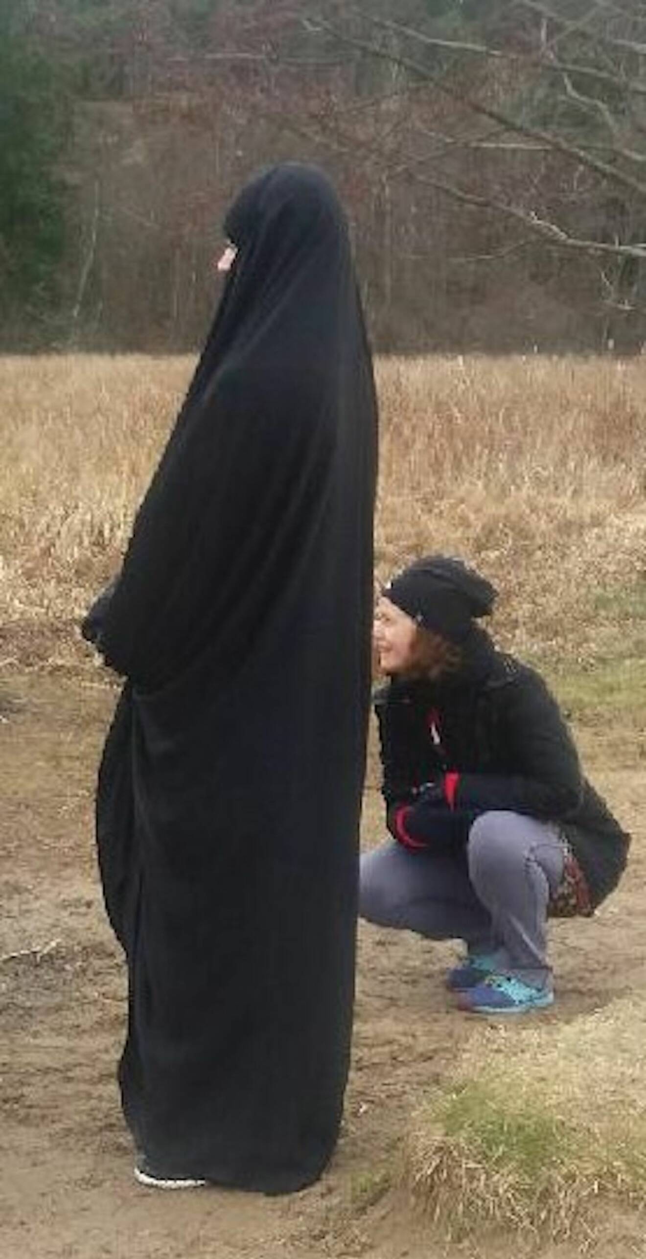 Carina och dottern klädd i abaya.