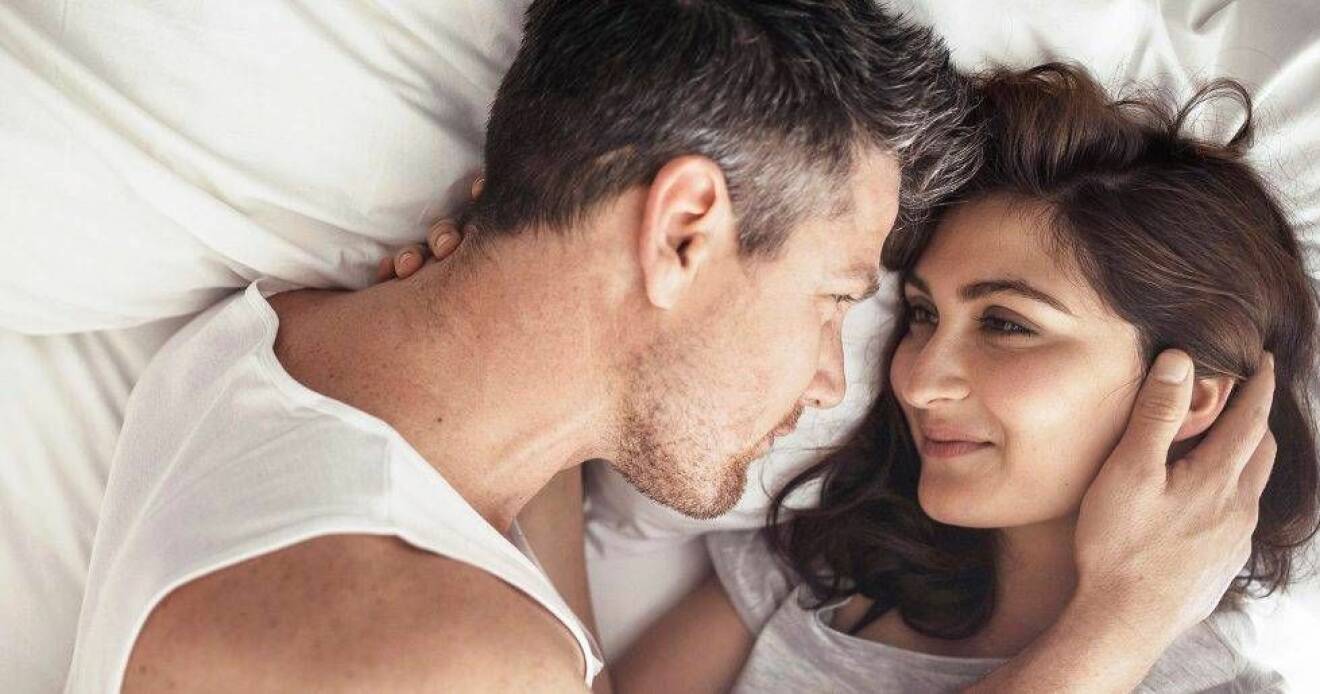Ett kärleksfullt par i en säng.