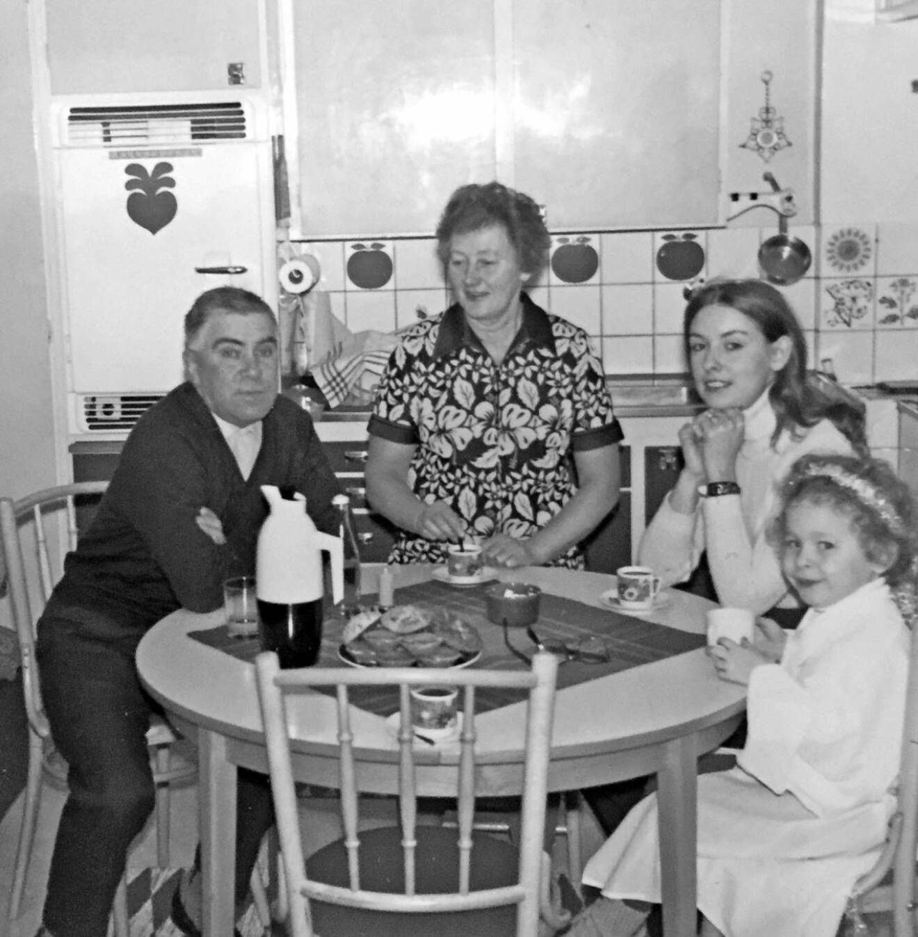 Bertha och Sven tillsammans med dottern Ingela och barnbarnet Anna-Karin.