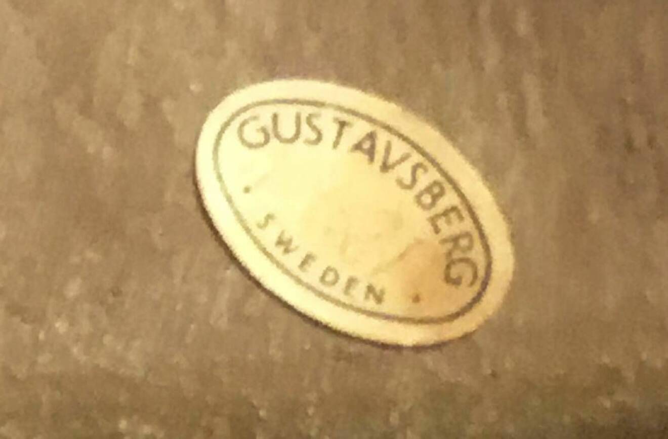 Klistermärke med Gustavsbergs emblem på undersidan av Lisa Larson-figur