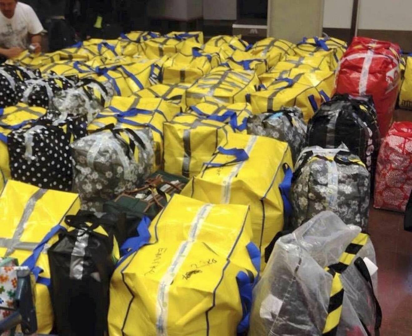 Väskor packade med kläder och förnödenheter till flyktingar i Grekland.