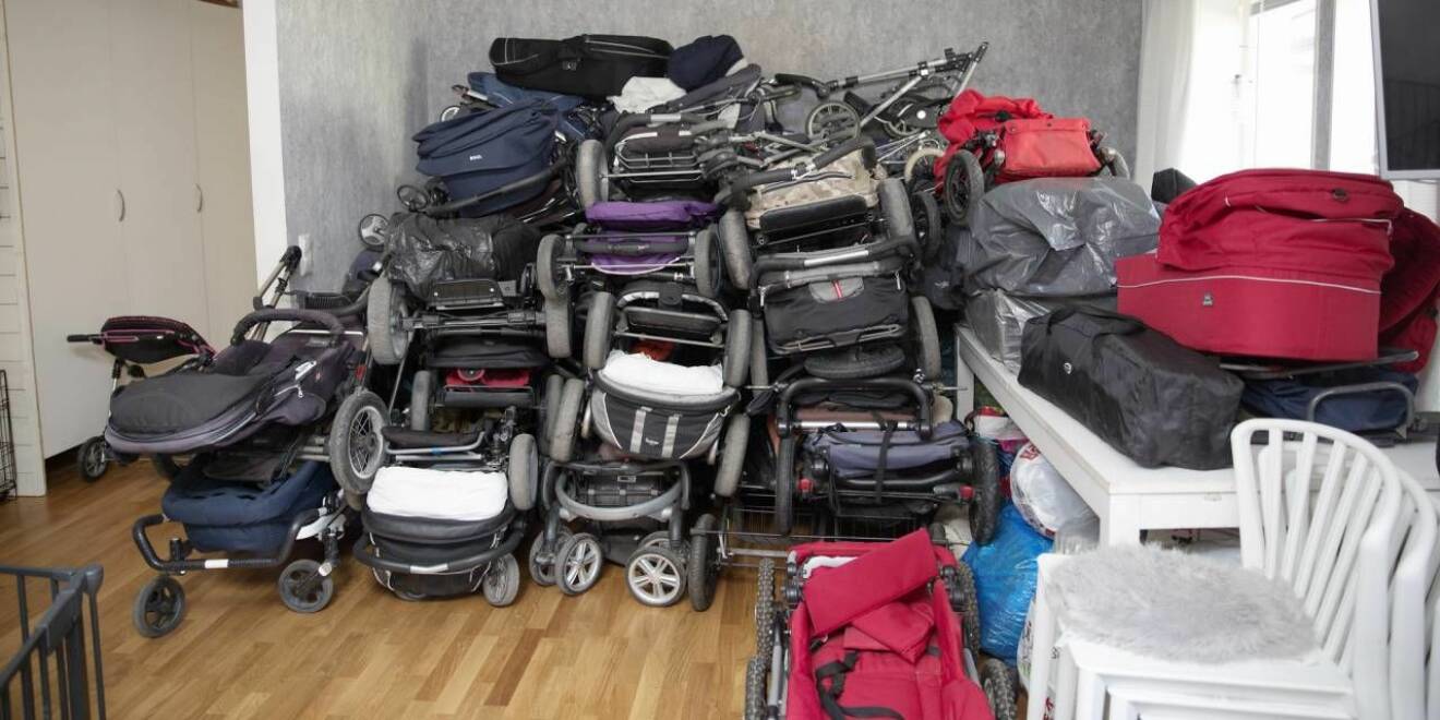 Insamlade barnvagnar ligger i en hög på golvet