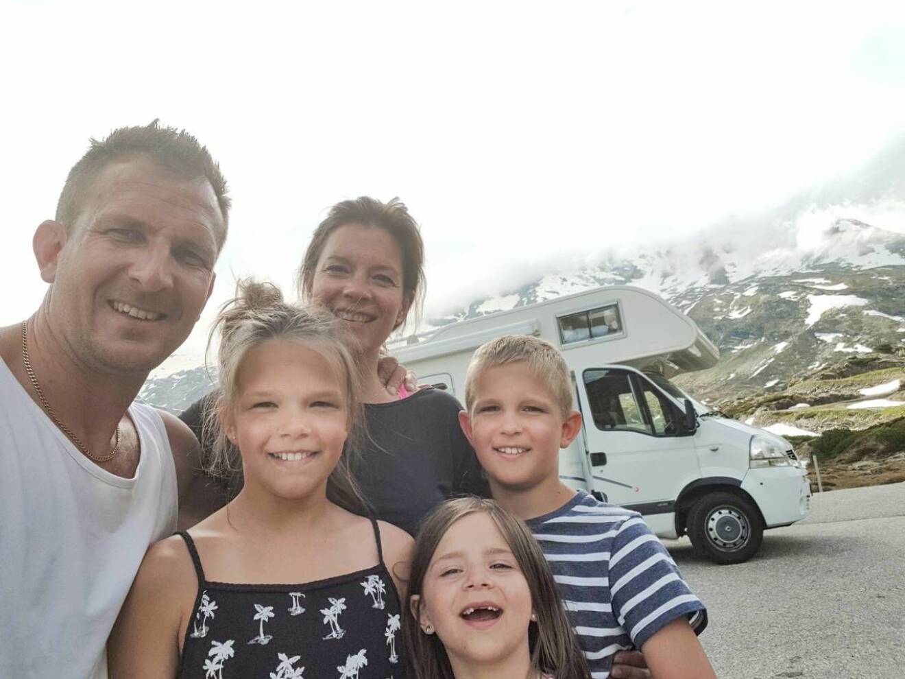 Familjen på husbilsresa: David och Anne Liv med barnen Wilma, Maia och Jesper.