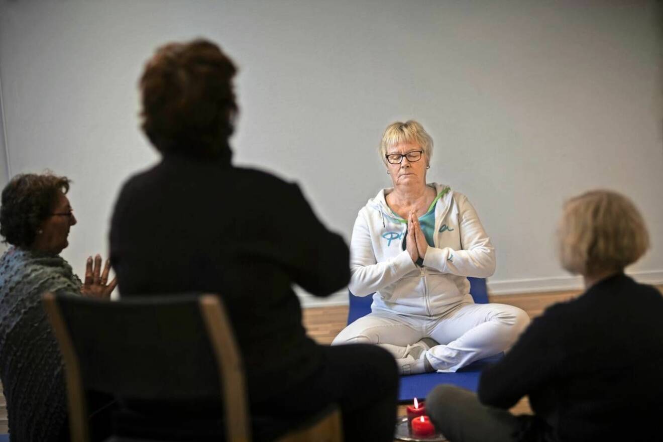 Tina Rhodes Sunesson, instruktör i medicinsk yoga under en yogaklass.