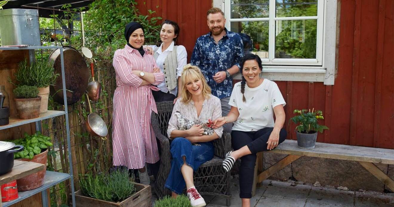 Foto från matprogrammet Timjan, tupp och tårta på SVT med Lisa Lemke och en grupp glada kollegor.