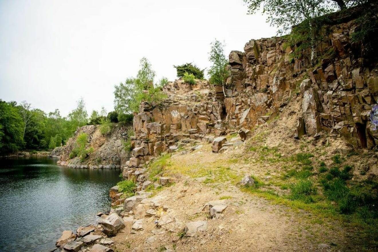 Dalby stenbrott med vatten och klippor