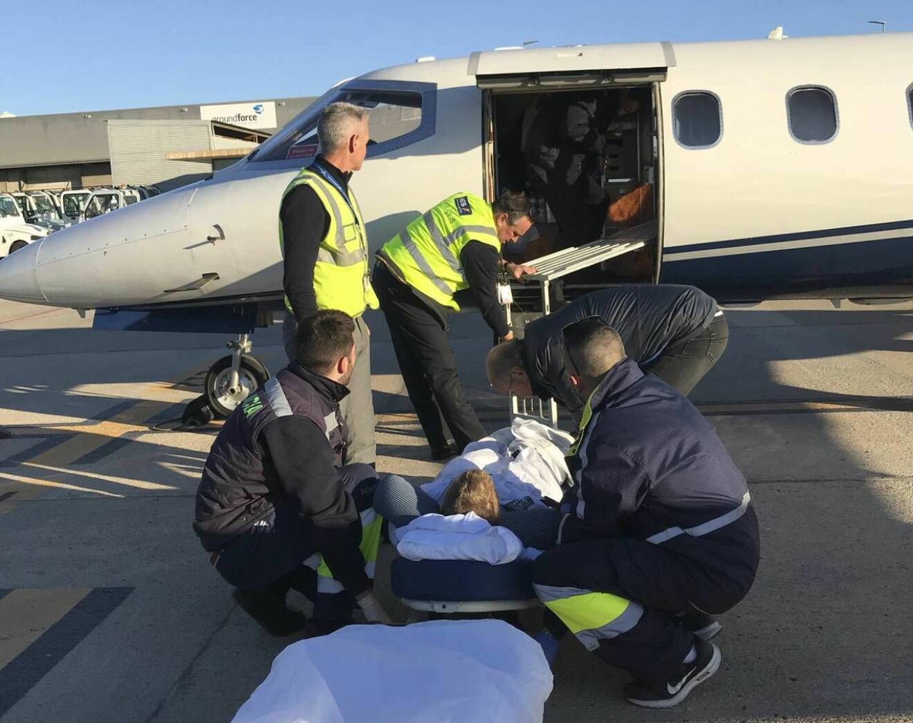Stina lastas på ambulansflyget till Norge