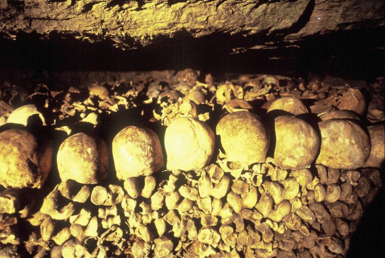 Skallar i katakomberna i Paris