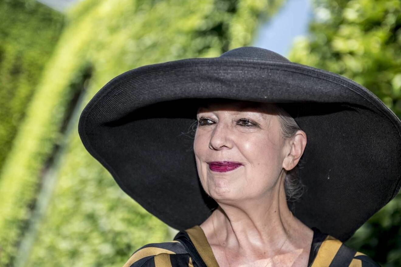 Författaren Suzanne Brøgger i stor hatt