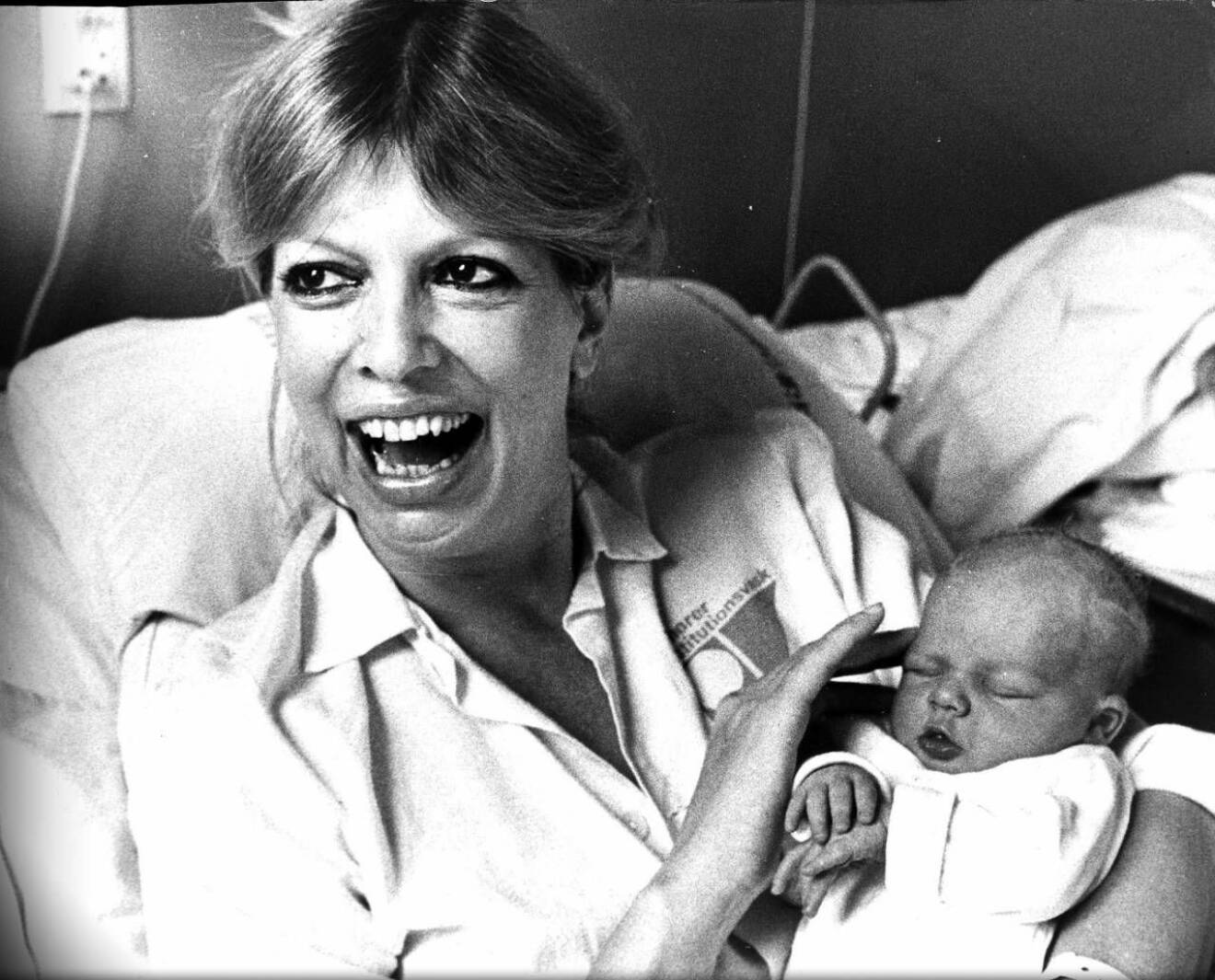 Suzanne Brøgger tillsammans med sin nyfödda dotter Luzia.