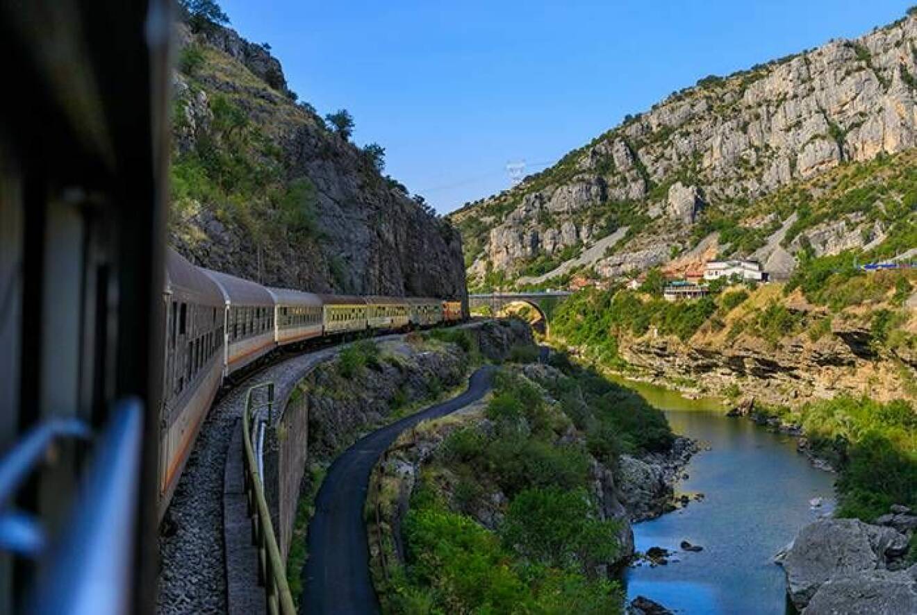 Tåg kör igenom vackra miljöer i Europa 