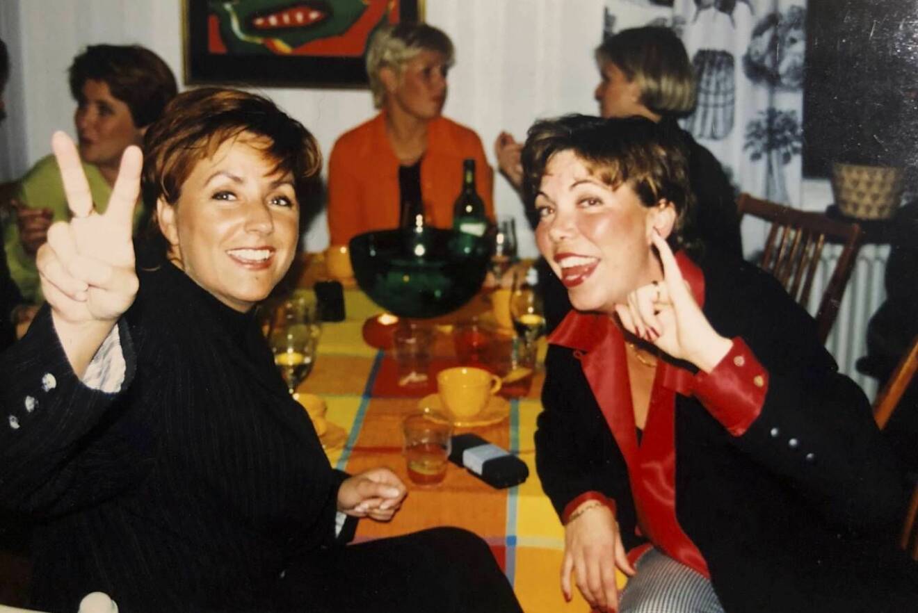 Två glada tjejer i förgrunden under en tjejfest hemma hos Maria 1995.