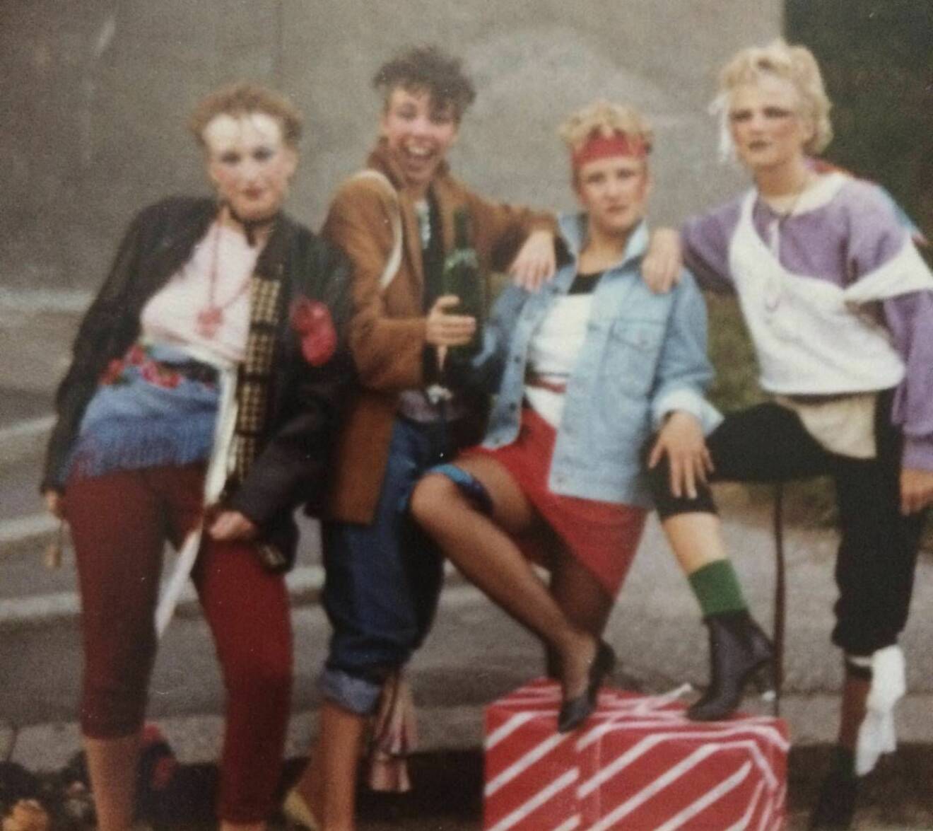 Utklädda tjejer gör sig redo för födelsedagskalas 1983