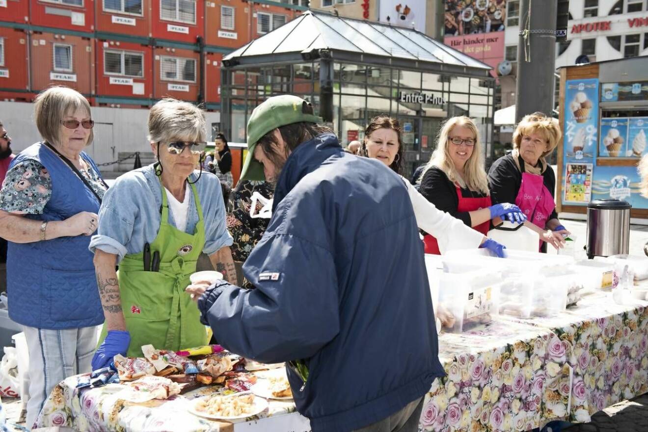 Gatans vänner bjuder hemlösa på både mat och sällskap en dag i Stockholm