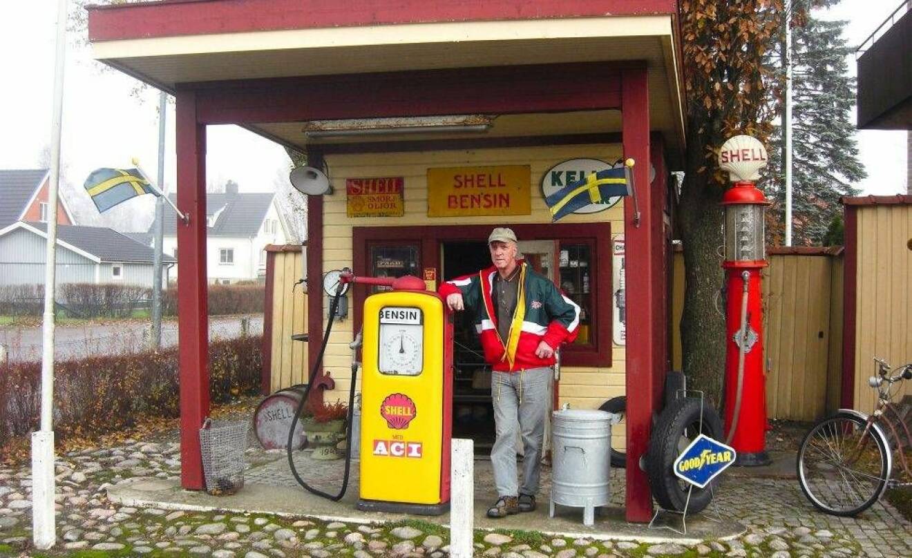 Sven Liljeqvist står vid en bensinpump vid sin nostalgimack i Sollebrunn.