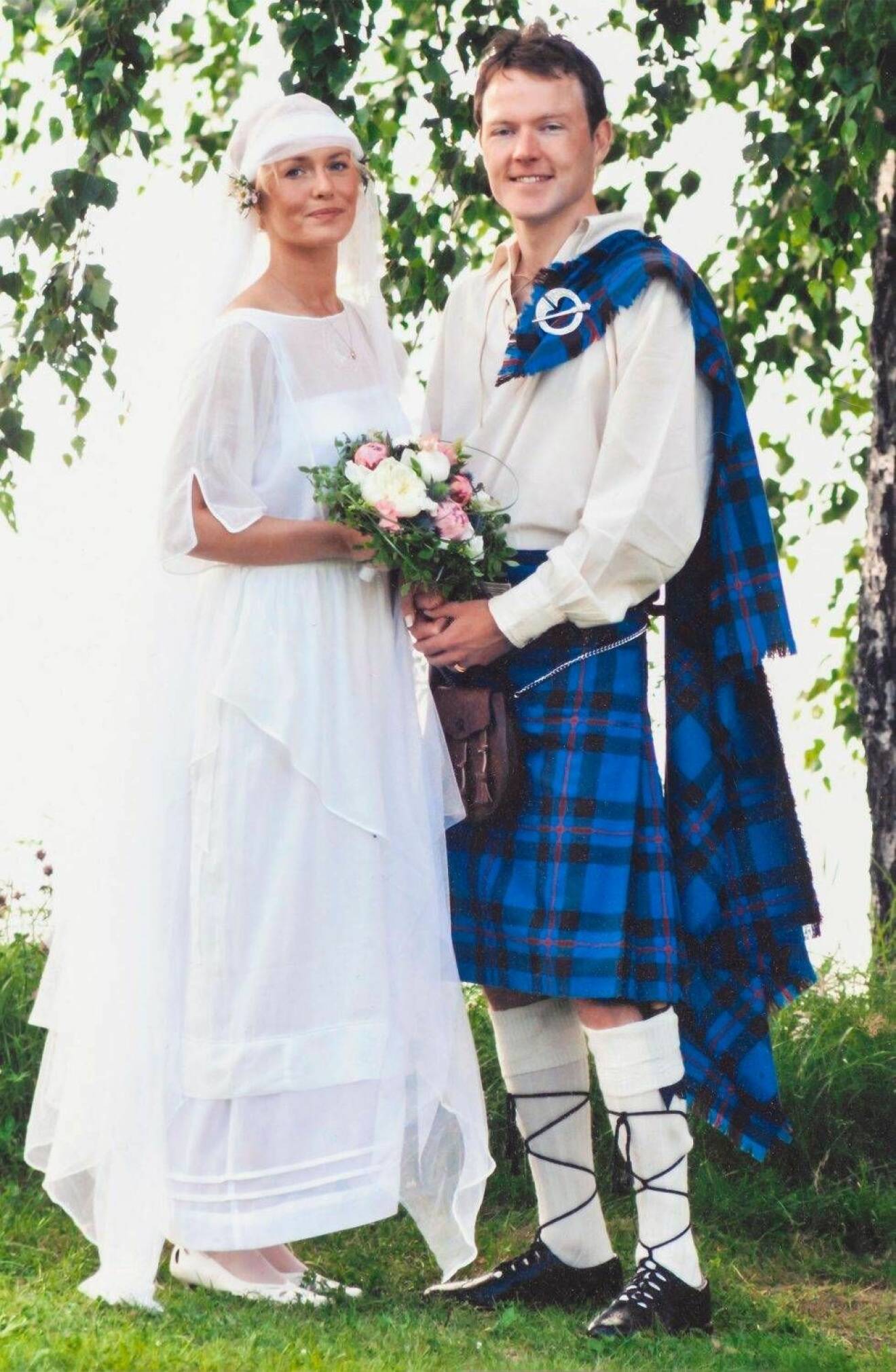 Ett ungt par gifter sig, mannen klädd i irländsk kilt.