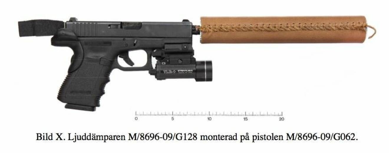 En 9 mm Glock som påträffades i ett köksskåp hos Peter Mangs. På den har en ljuddämpare, som hittades separat, monterats.