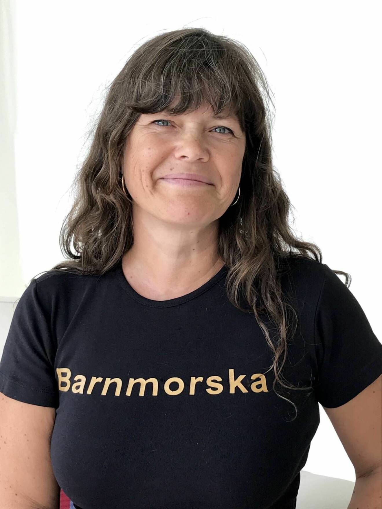 Lotta Hasselberg i en tröja med texten Barnmorska 