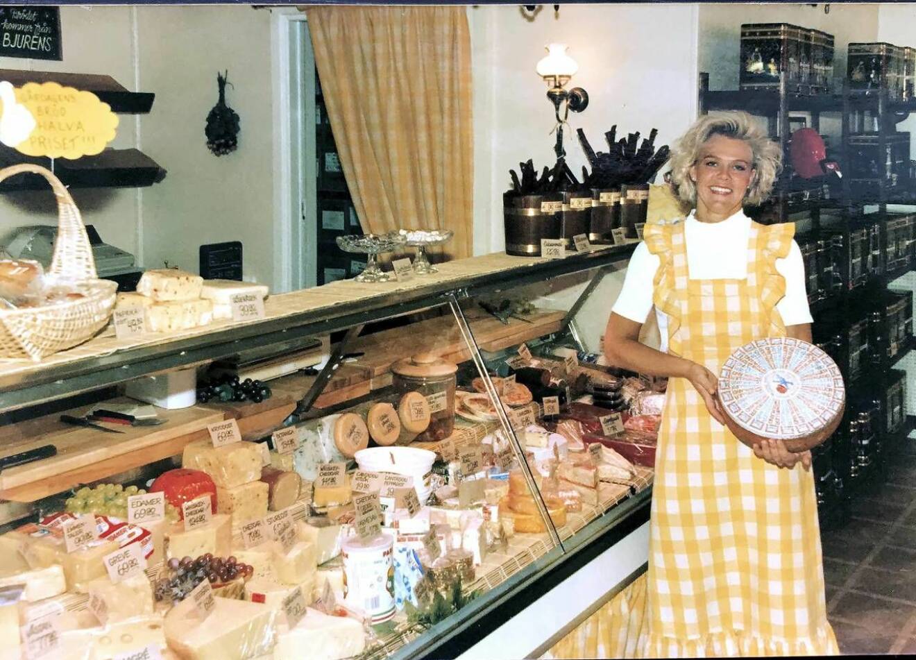 Marie Andersson i den lokala ostbutiker som hon arbetade i innan