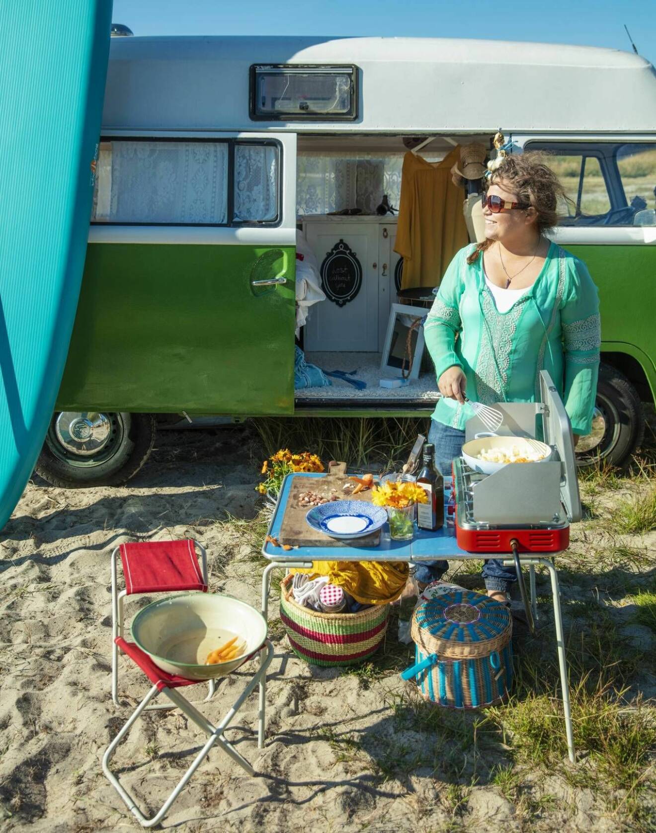 Tv-kocken Susanne Jonsson lagar mat utanför sin buss Hjördis