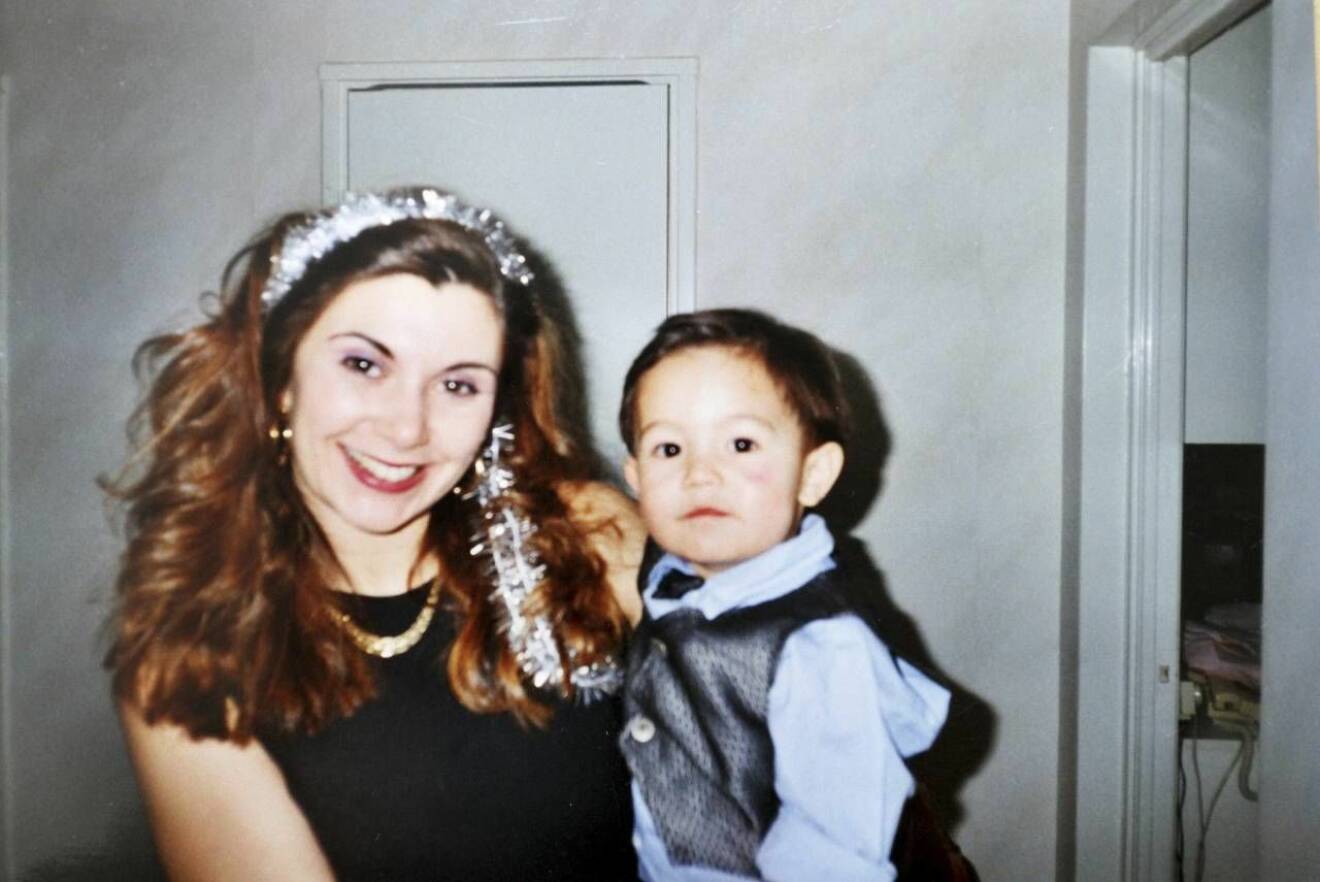Veronica med glitter i håret tillsammans med sin finklädde son Marcus