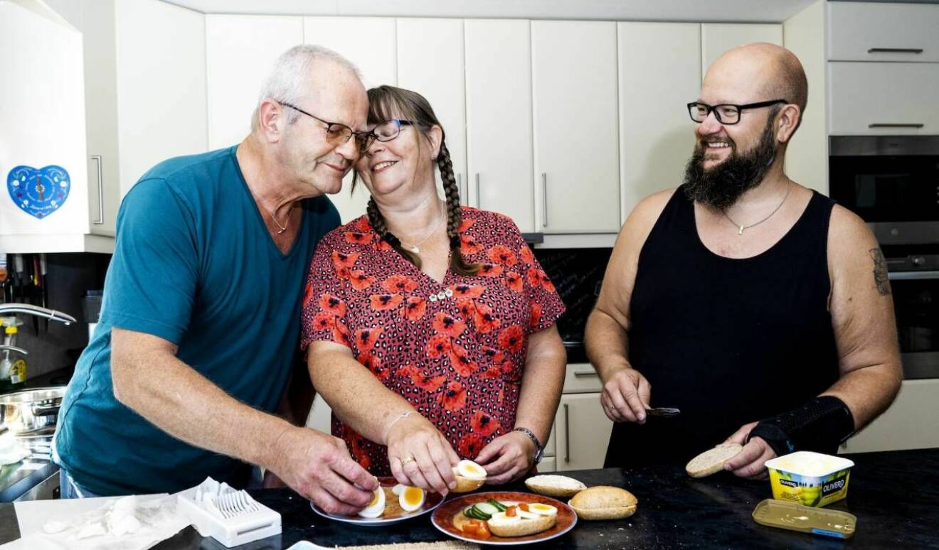 Wiggo Johansen, Rita Mariann Kristiansen och Tom Erik Nilssen äter frallor i familjens kök