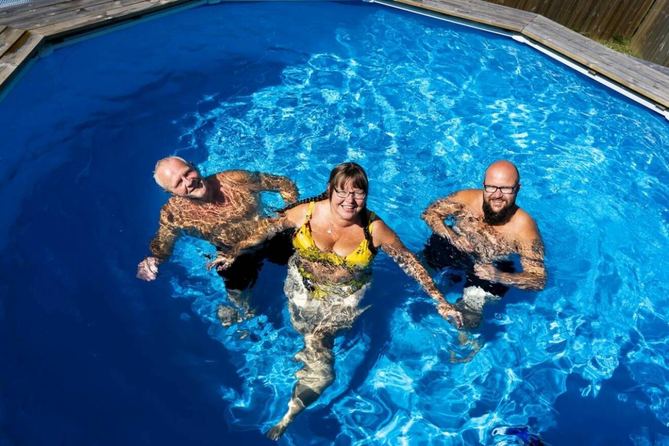 Rita, Tom och Wiggo badar i familjens pool